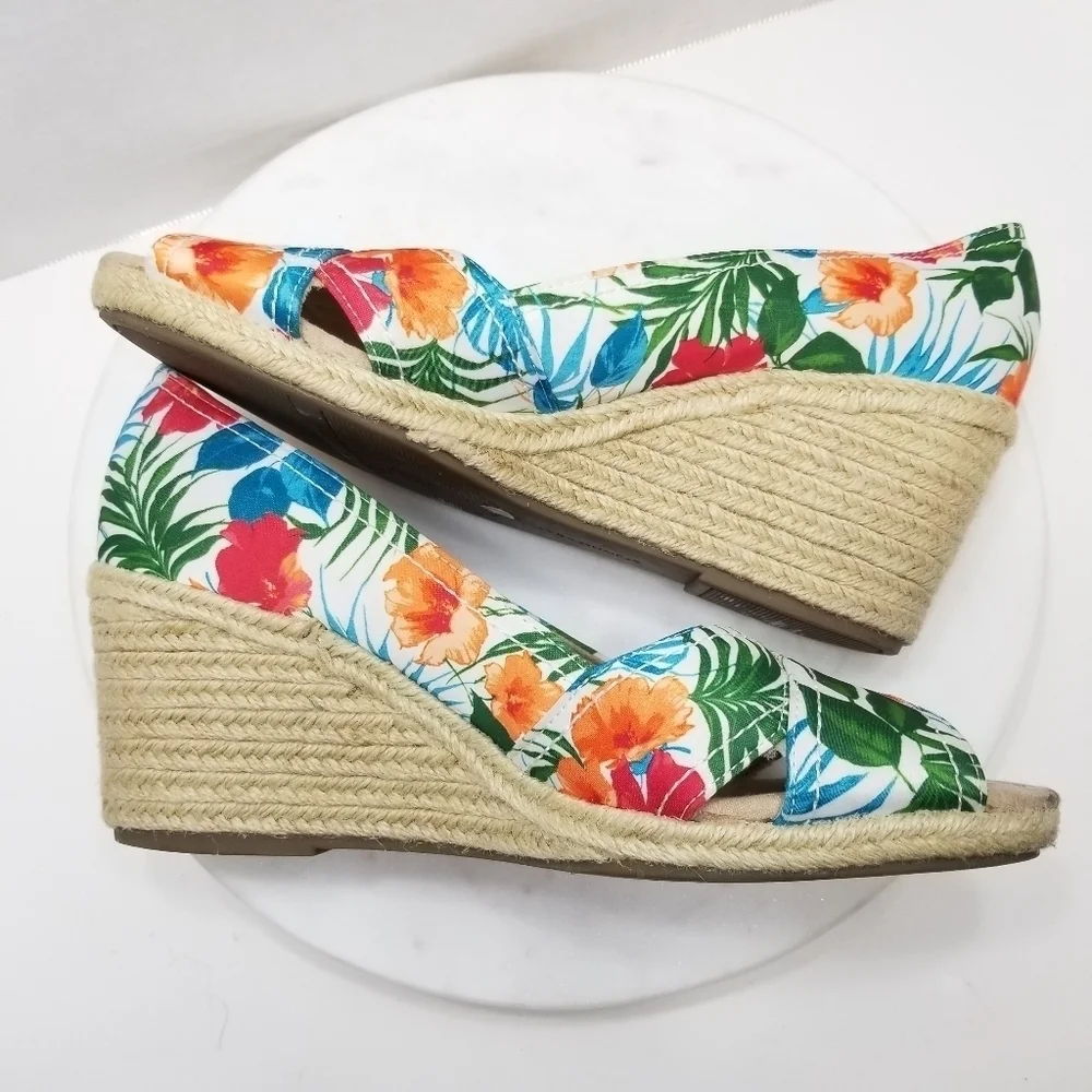 St. John's Bay Tropical print‎ 8.5 espadrille wedge
